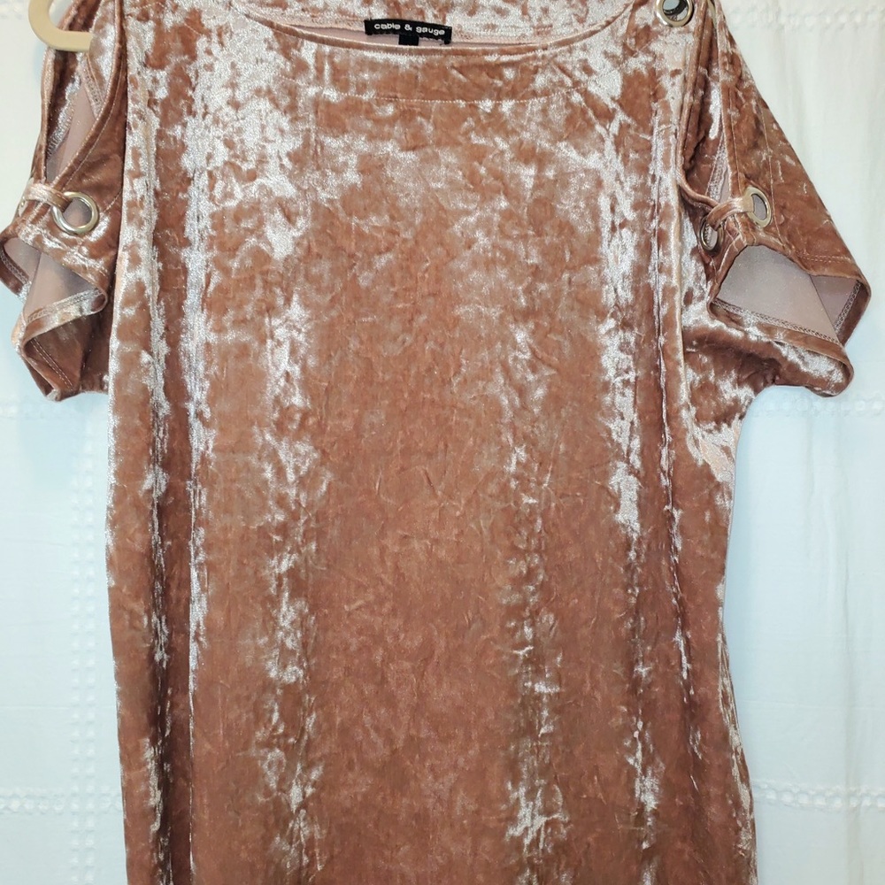 Cable and Gauge soft peep hole shoulder shirt